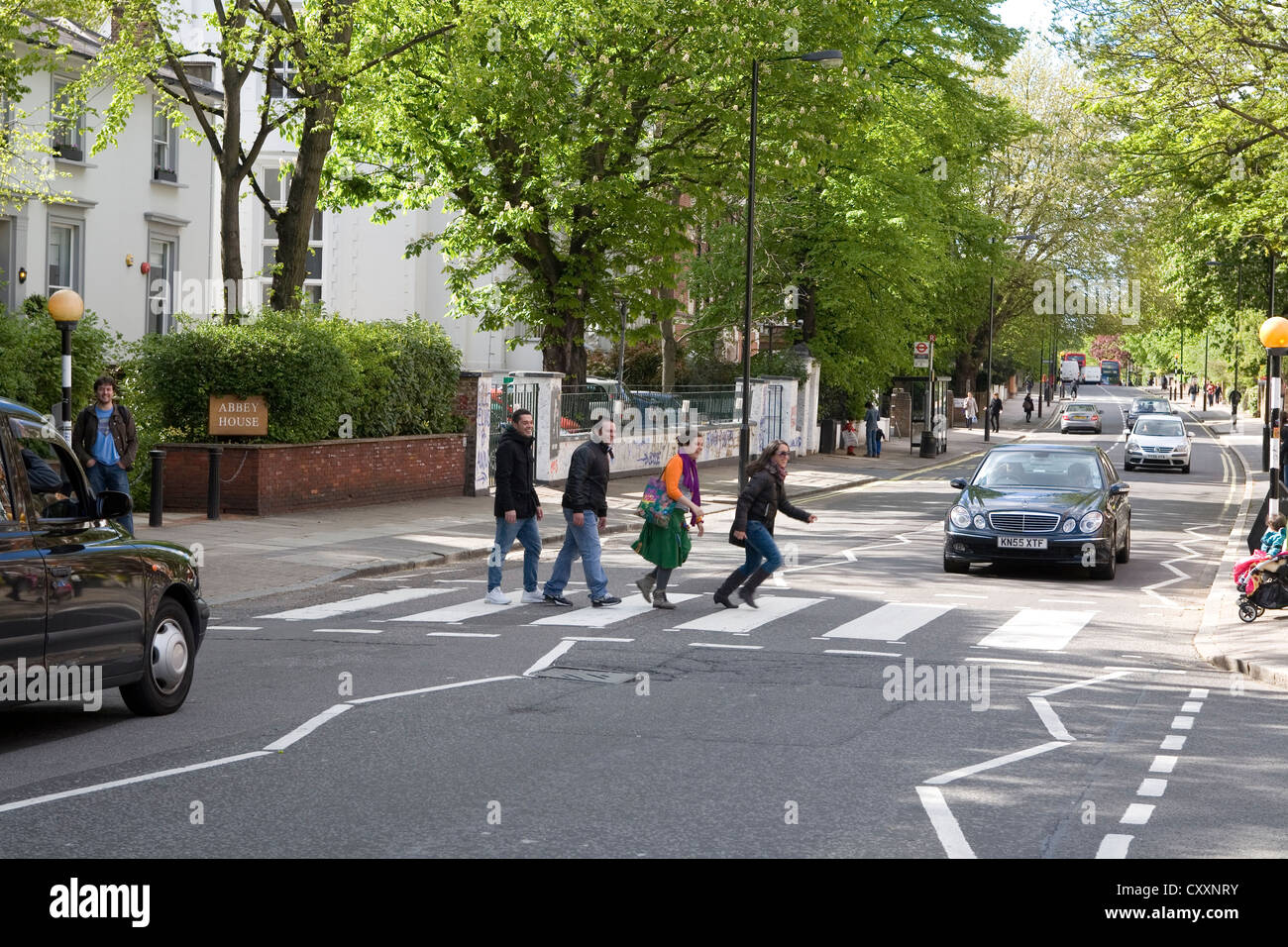 Abbey Road, turisti sul ben noto zebra crossing reso famoso attraverso i Beatles, London, England, Regno Unito, Europa Foto Stock