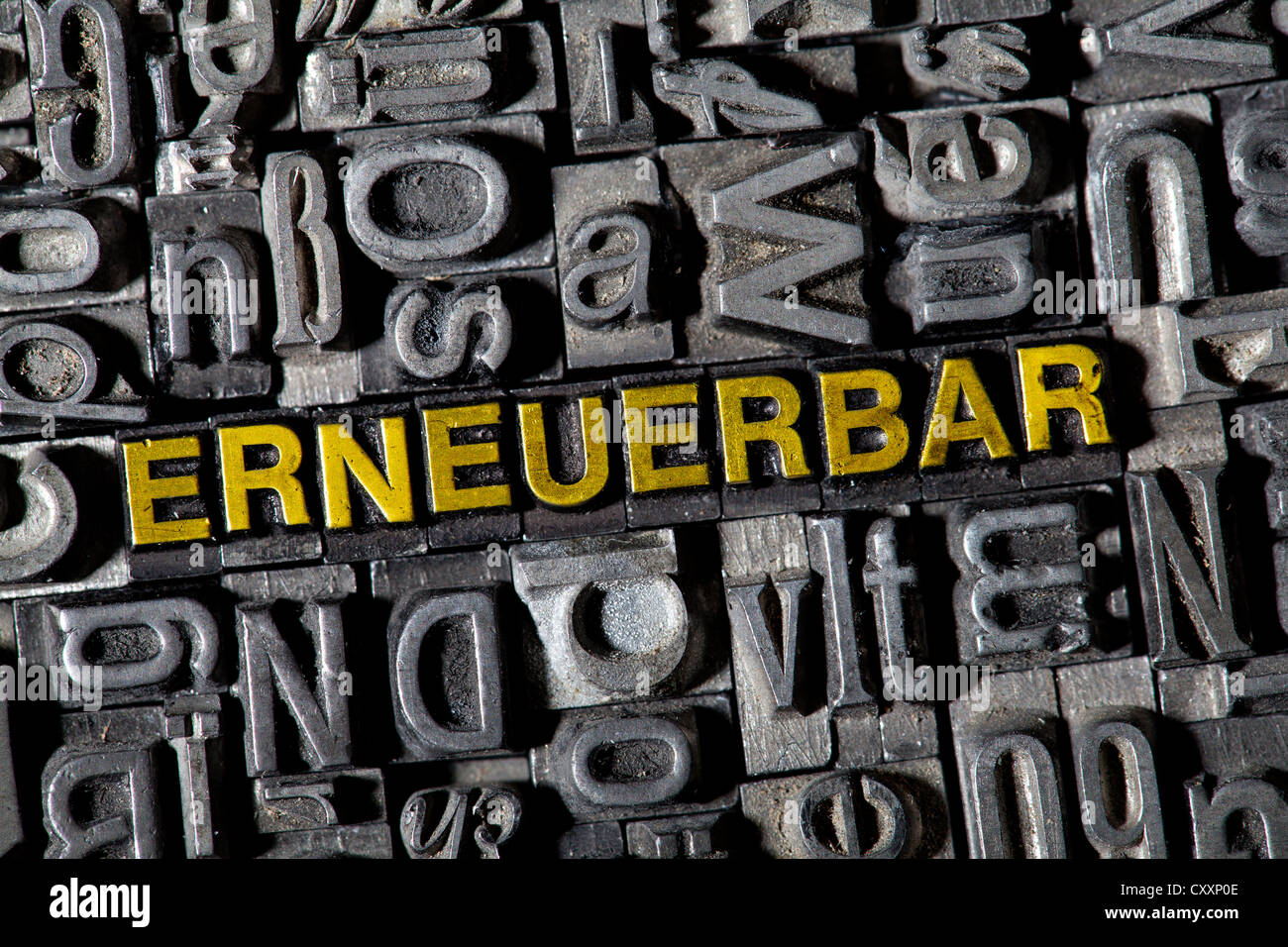 Vecchio portano lettere che compongono la parola "ERNEUERBAR', tedesco per il 'renewable' Foto Stock