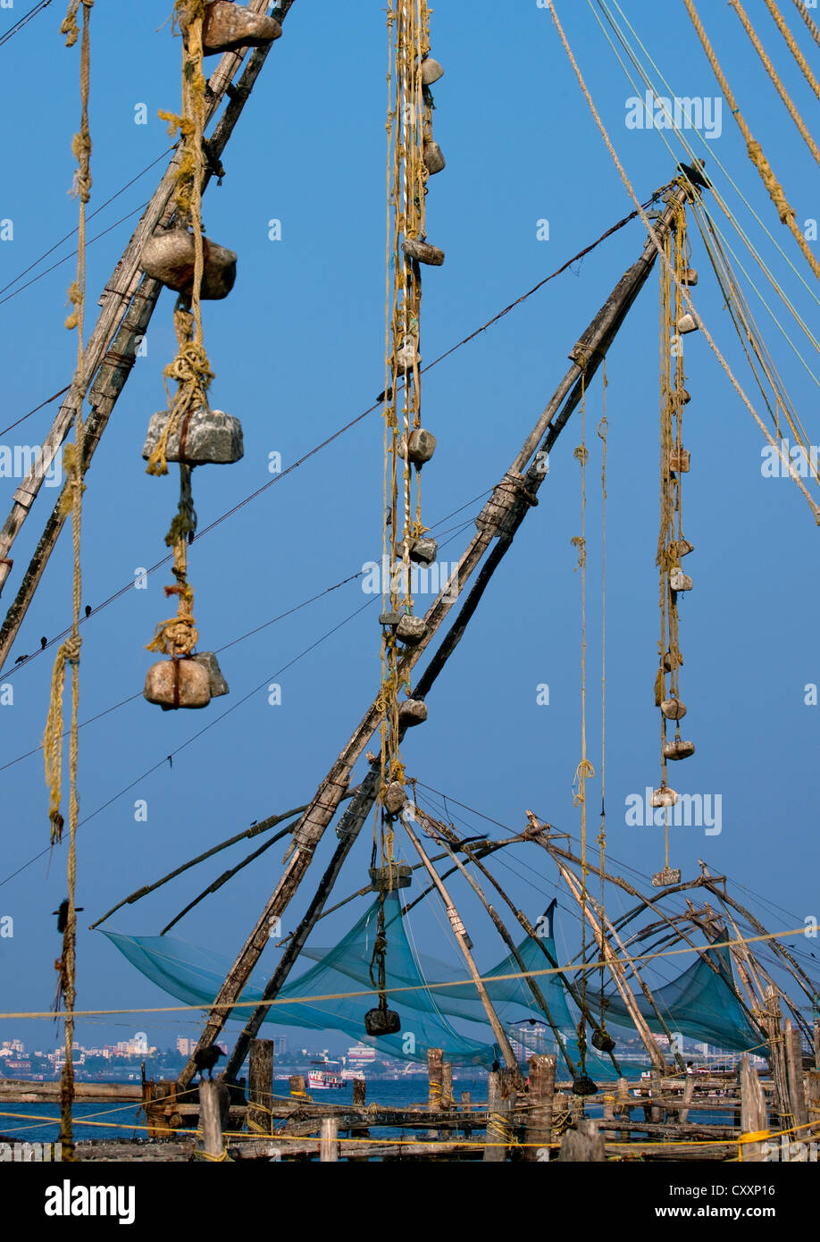 Fila di cinesi reti da pesca sulla baia di Kochi, India Foto Stock