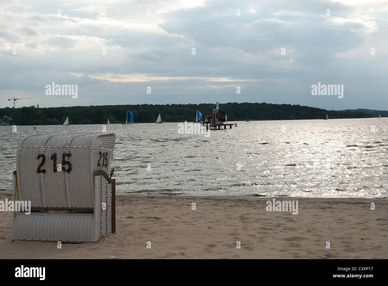 La vista del lago a 'Strandbad Wannsee" di Berlino, Germania. In Europa la più grande spiaggia entroterra. Foto Stock