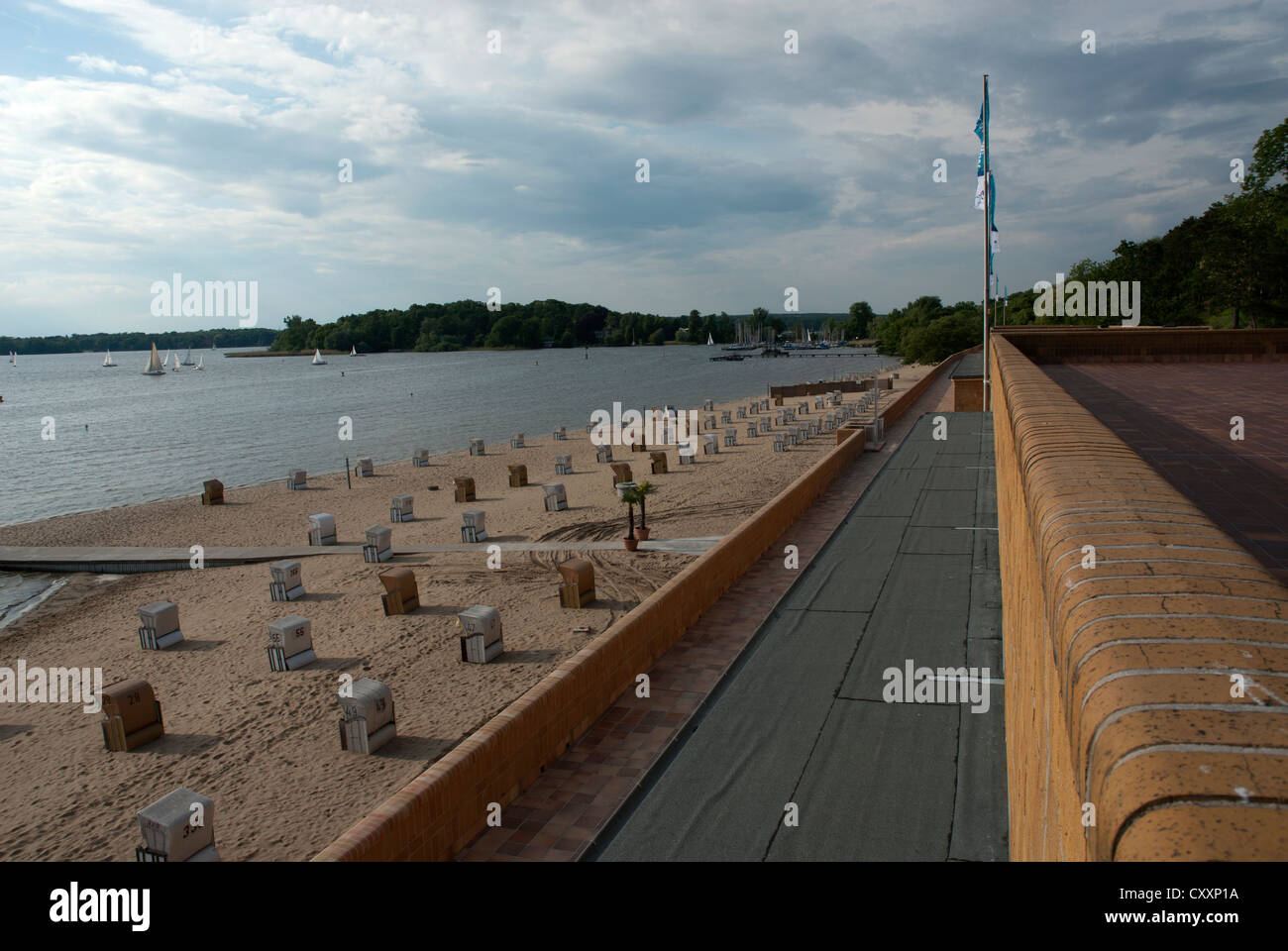 La vista sulla spiaggia di 'Strandbad Wannsee" di Berlino, Germania. In Europa la più grande spiaggia entroterra. Foto Stock