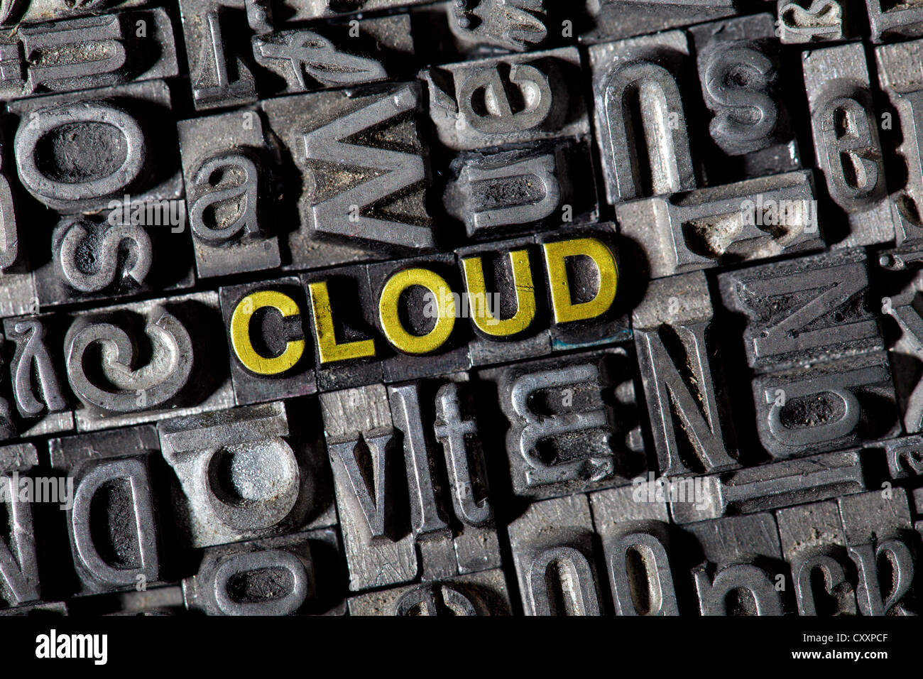 Vecchio portano lettere che compongono la parola 'CLOUD' Foto Stock