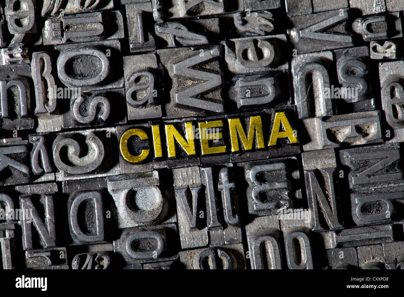 Vecchio portano lettere che compongono la parola 'cinema' Foto Stock