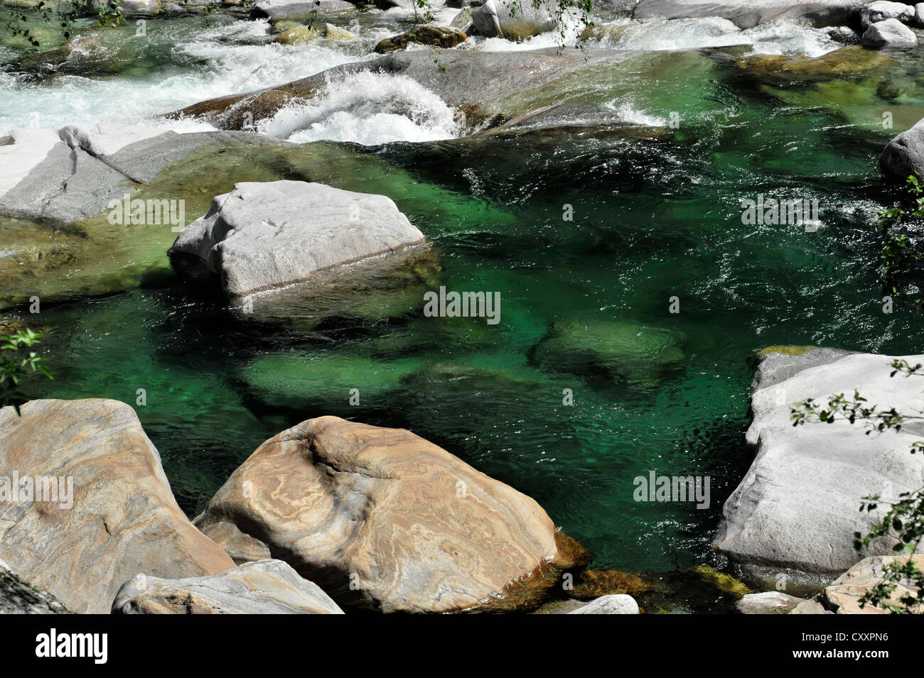Verzasca fiume di montagna, luminoso Orthogneiss, rocce metamorfiche, che incidono profondamente nel fiume Verzasca Lavertezzo, Foto Stock
