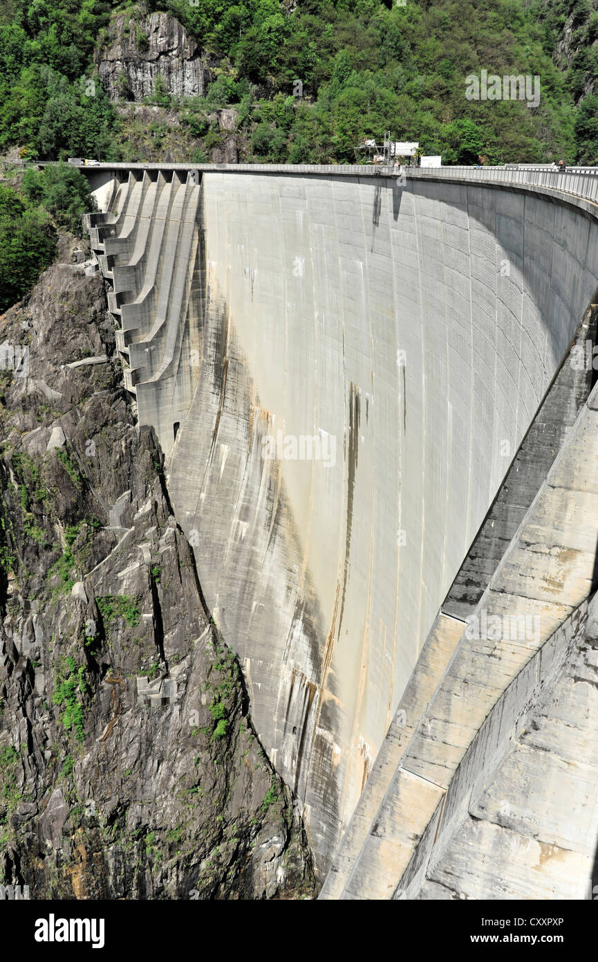 Contra-dam parete con trabocca sui lati, sito di James Bond bungee jump nel film Goldeneye, una piattaforma di immersioni nel Foto Stock