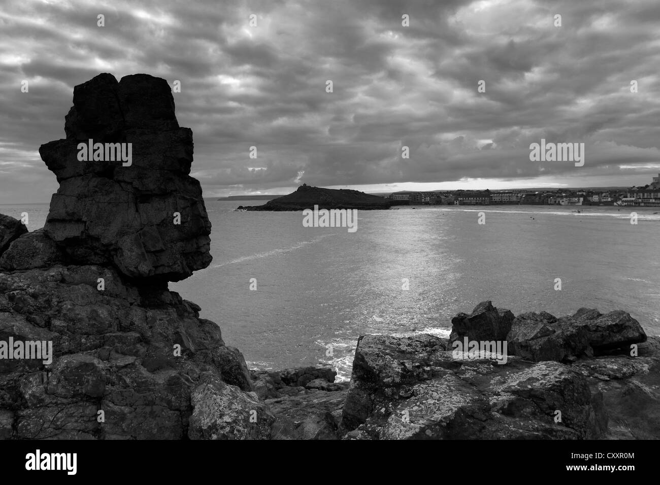 Rocce sul punto Clodgy, Porthmeor Beach, St Ives, Cornwall County; Inghilterra; Regno Unito Foto Stock