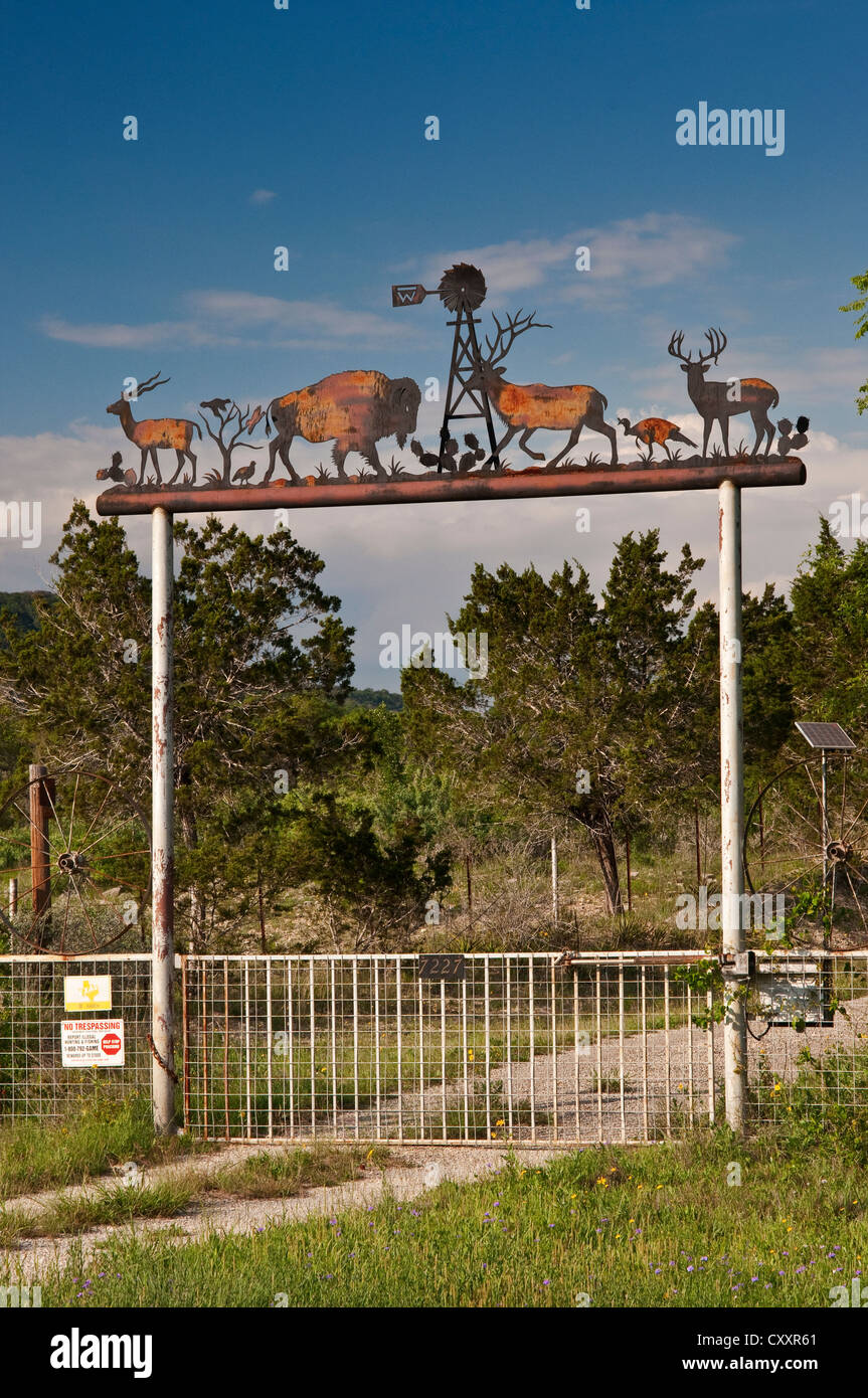 Ferro battuto gate ranch vicino a Bandera, Texas, Stati Uniti d'America Foto Stock