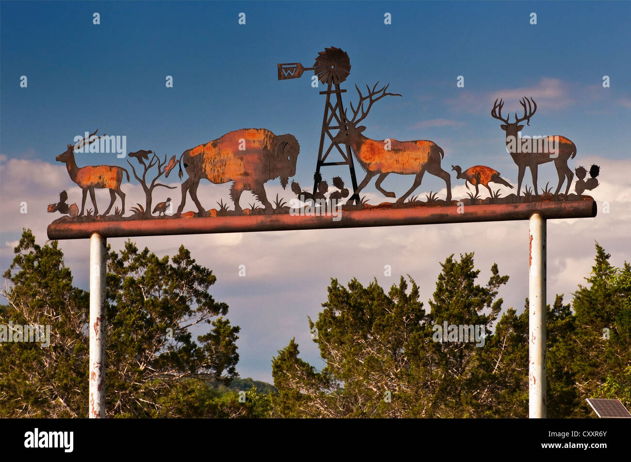Ferro battuto firmare al ranch cancello vicino Bandera, Texas, Stati Uniti d'America Foto Stock