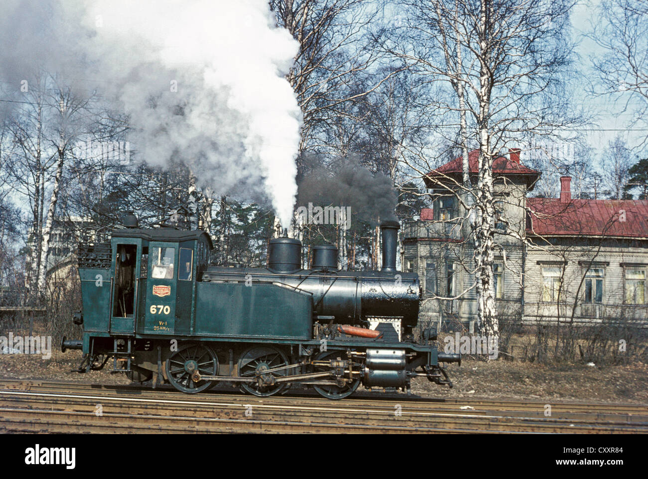 Le operazioni di smistamento a Kouvola cantieri su gio 12 aprile 1972 erano i capi delle ferrovie finlandesi di VR1 Classe 0-6-0T No.670. Foto Stock