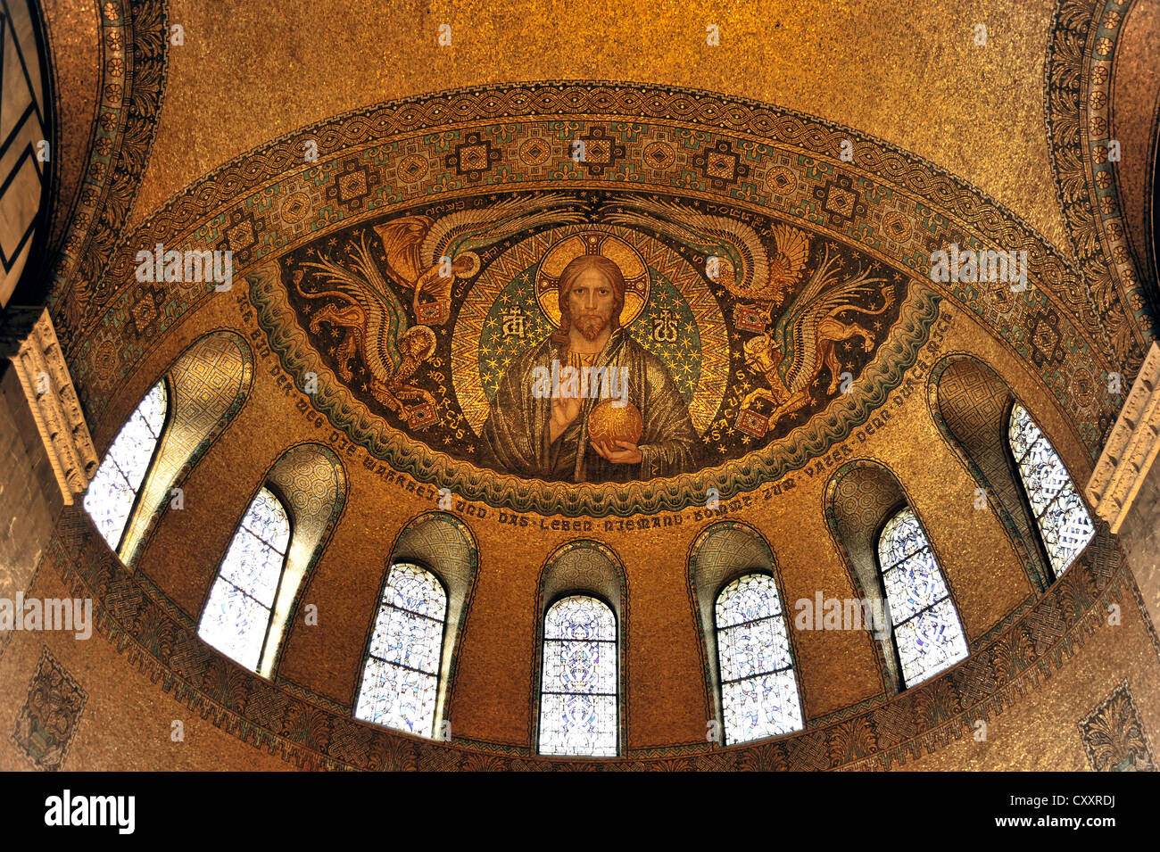 Chiesa Erloeserkirche, vista interna, Cristo Pantocratore sopra l abside, inizio della costruzione nel 1903, Bad Homburg v. d. Hoehe Foto Stock