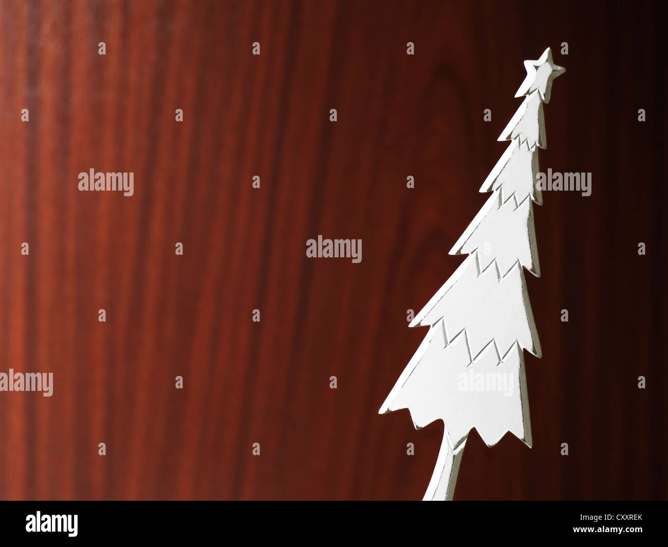 White Christmas tree di fronte un sfondo di legno Foto Stock