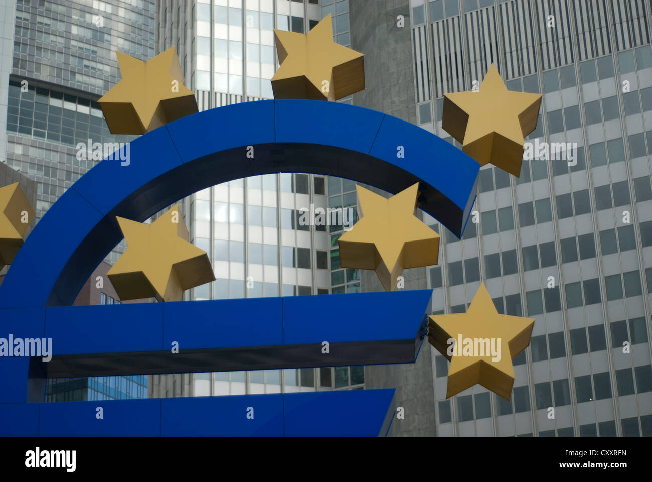 Un close-up del simbolo dell'euro al di fuori della Banca centrale europea di Francoforte sul Meno, Germania Foto Stock