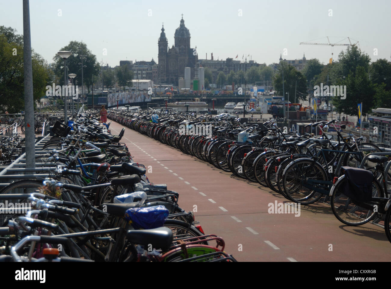 Amsterdam, deposito biciclette, stazione centrale, moto e biciclette Foto Stock