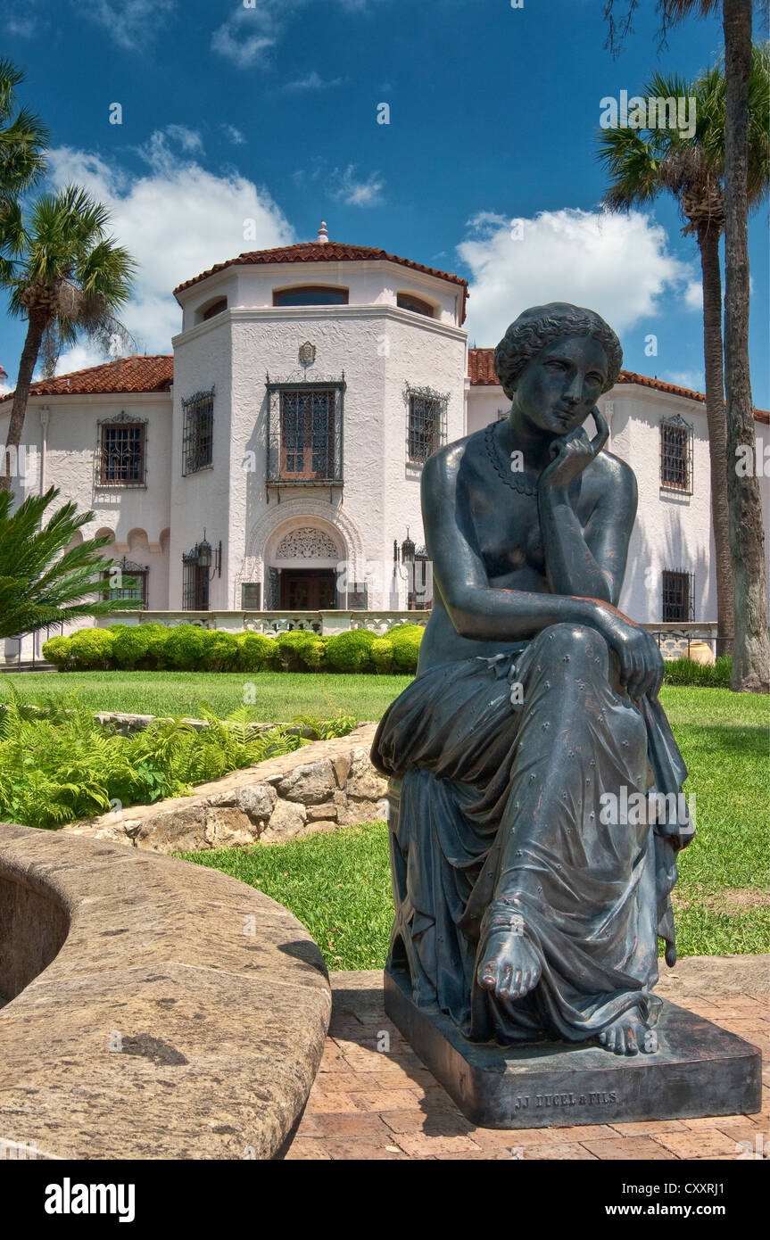 Xix secolo da giardino in ferro colato scultura da J. J. Ducel et Fils di Parigi, di fronte McNay Art Museum di San Antonio, Texas, Stati Uniti d'America Foto Stock