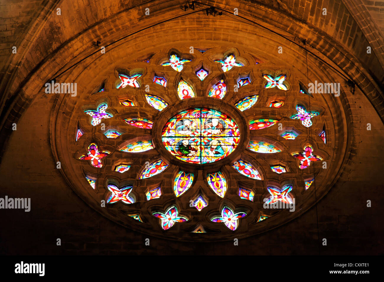 Rosetta, la coloratissima vetrata, Cattedrale di Siviglia, Catedral de Santa María de la sede, la Giralda di Siviglia, in Andalusia Foto Stock