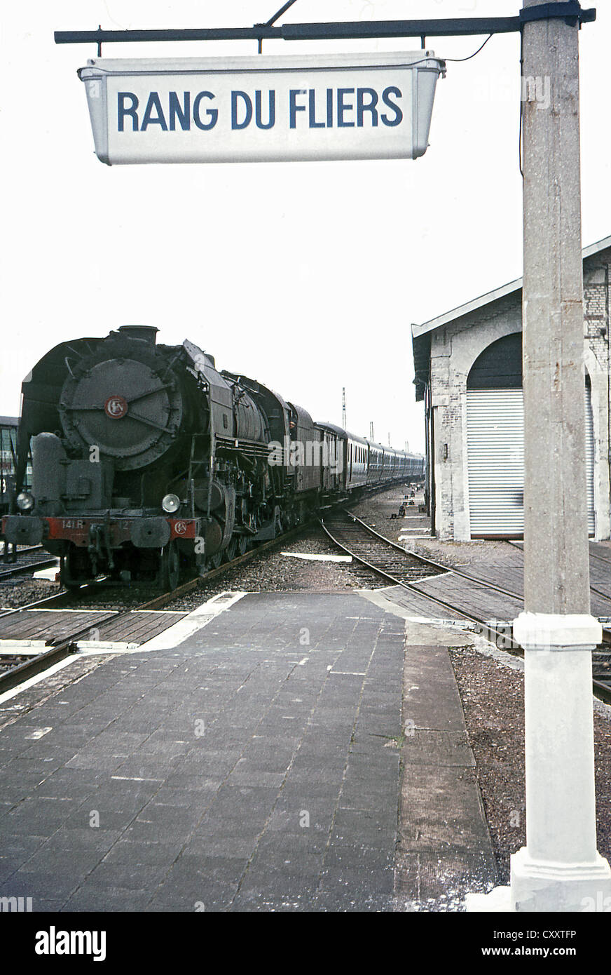 SNCF classe 141R No.1272 porta un treno in direzione sud in Rang-Du- volantini sulla ex Nord linea principale tra Calais e Parigi. Foto Stock