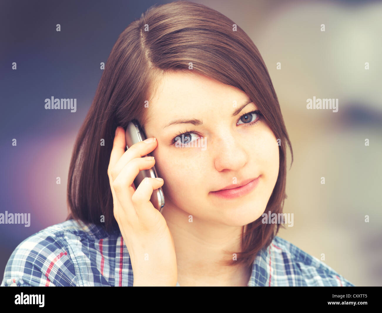 Ragazza parlando a un telefono cellulare Foto Stock