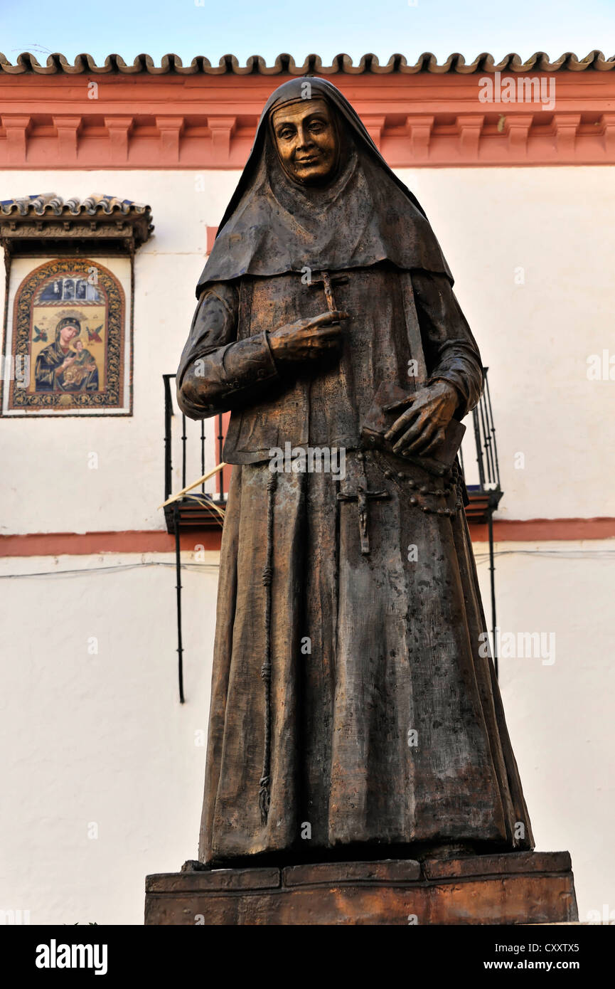 Statua di fronte Iglesia Prioral de Santa Maria la Chiesa, Carmona, Andalusia, Spagna, Europa Foto Stock