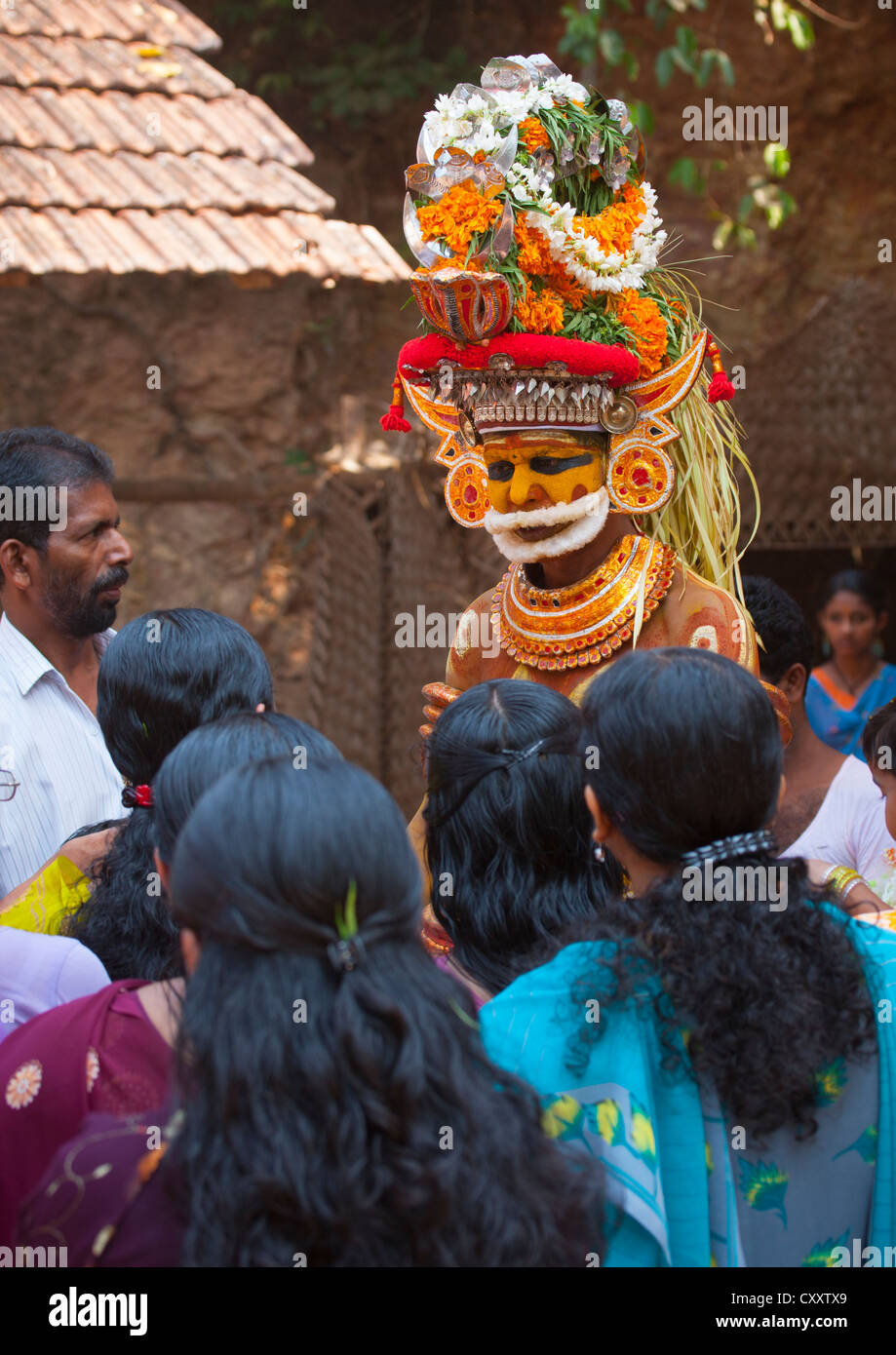 Persone di porre domande circa il futuro durante la cerimonia Theyyam, Thalassery, India Foto Stock