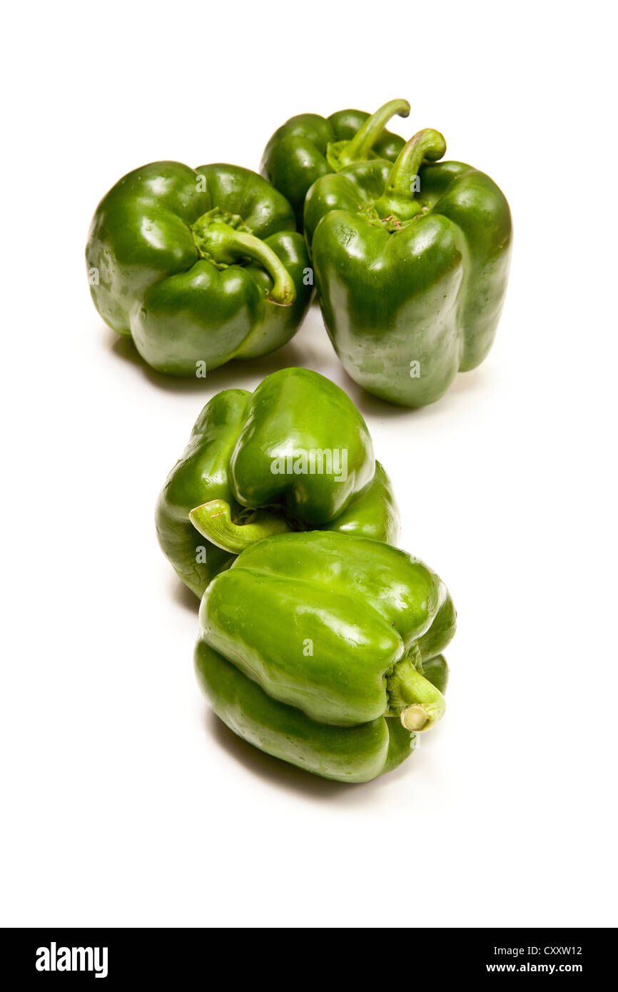 Peperoni Verdi isolati su un bianco di sfondo per studio. Foto Stock