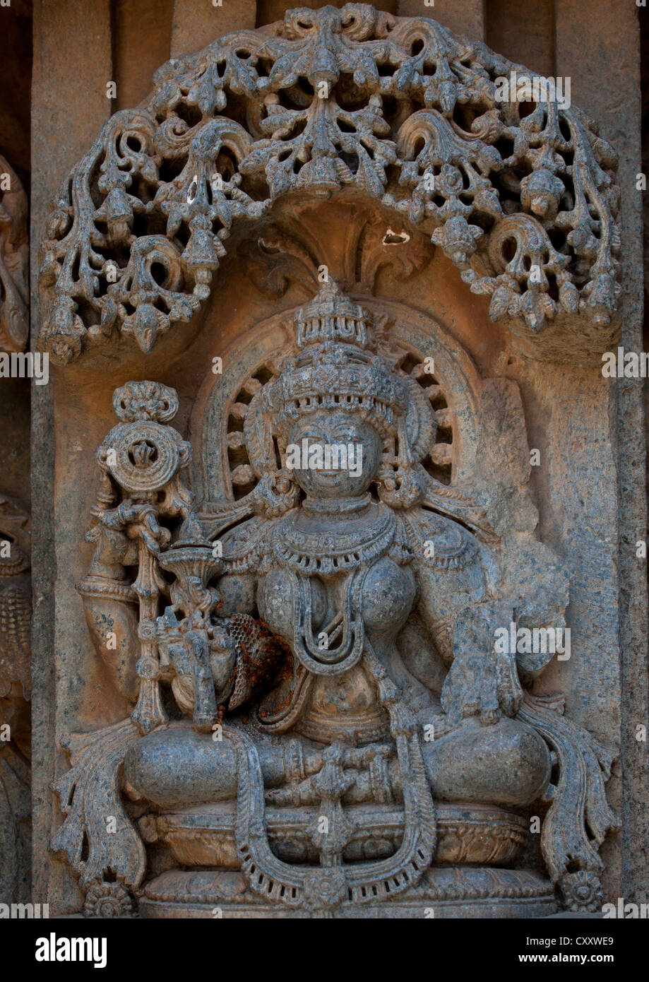 Il carving della dea Parvati al tempio Keshava, Somnathpur, India Foto Stock