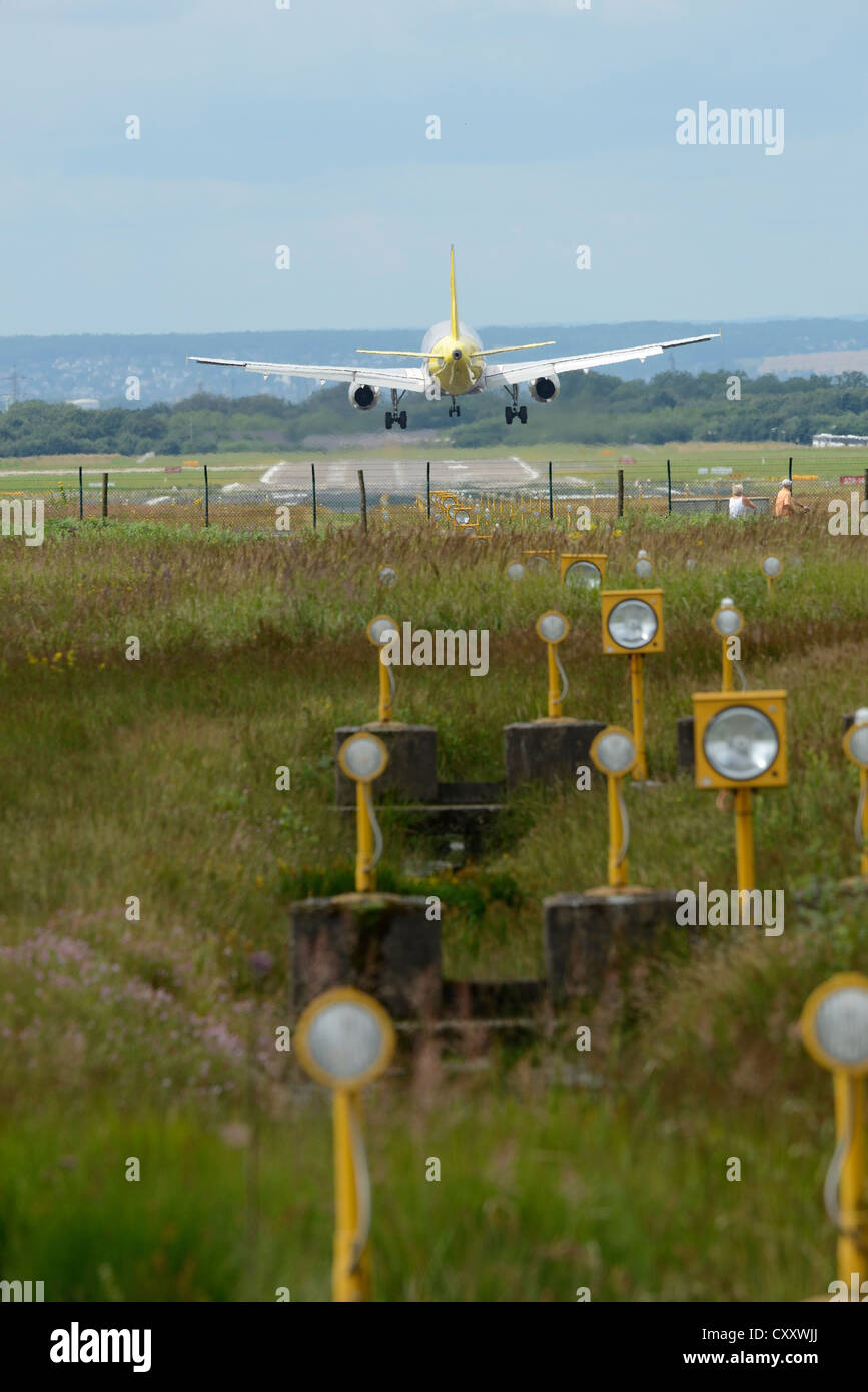 Piano durante lo sbarco approccio sul vento di traverso sulla pista, Colonia Bonn, Colonia, nella Renania settentrionale-Vestfalia Foto Stock
