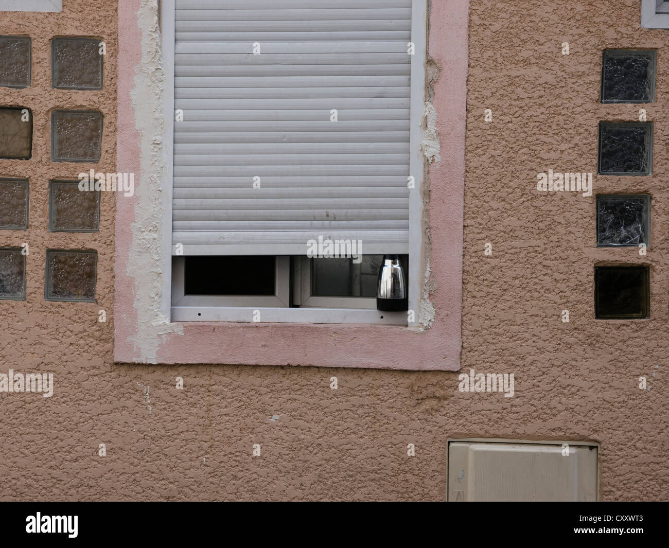 Una serranda cieca tenuto aperto da un bollitore elettrico utilizzato come un puntello Foto Stock