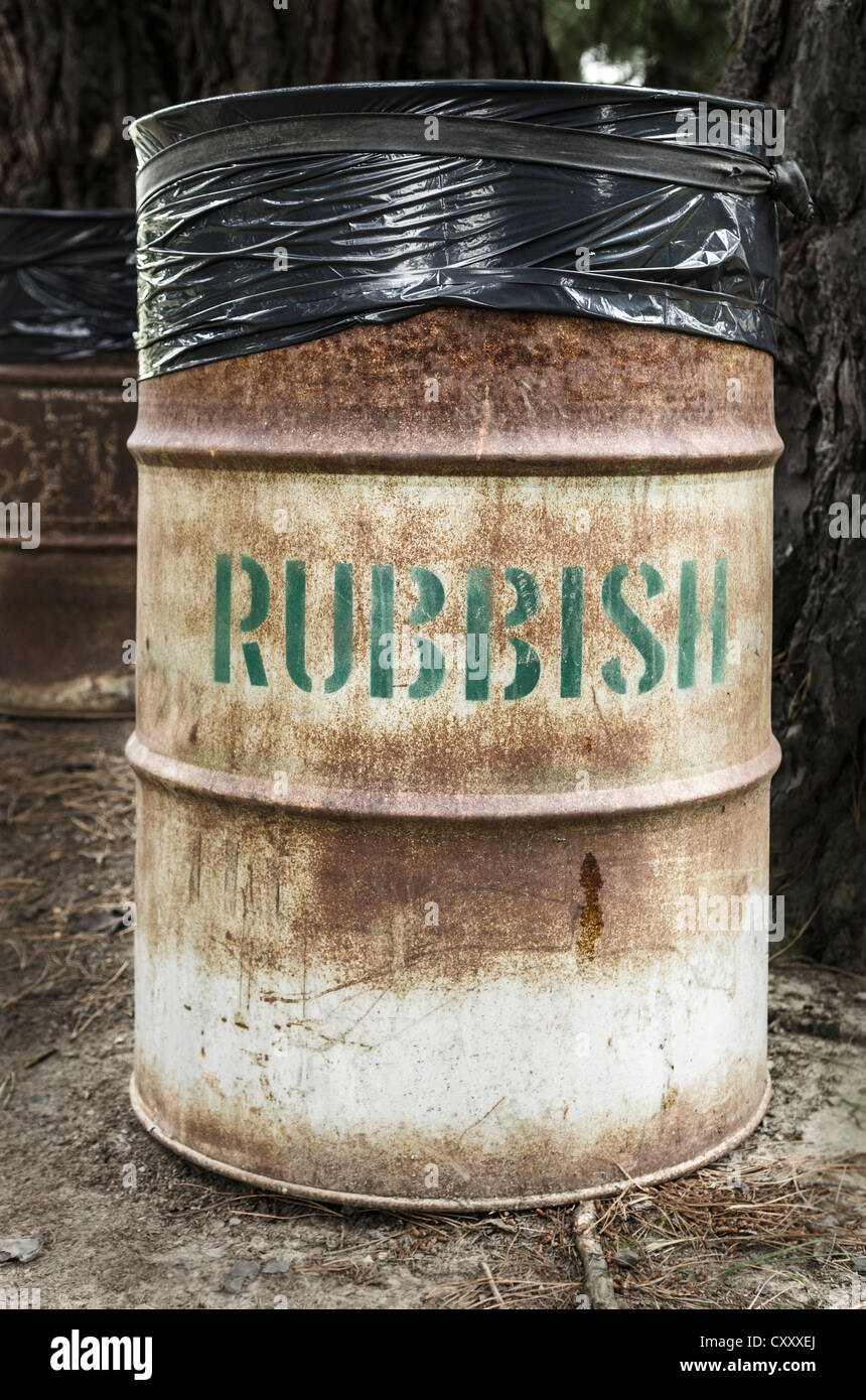 Rusty tin spazzatura con la parola "rifiuti", Nuova Zelanda Foto Stock