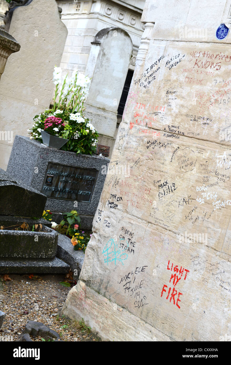 Jim Morrison grave e graffiti, il Cimitero di Père Lachaise, Cimetière du Père-Lachaise, Parigi Francia Foto Stock