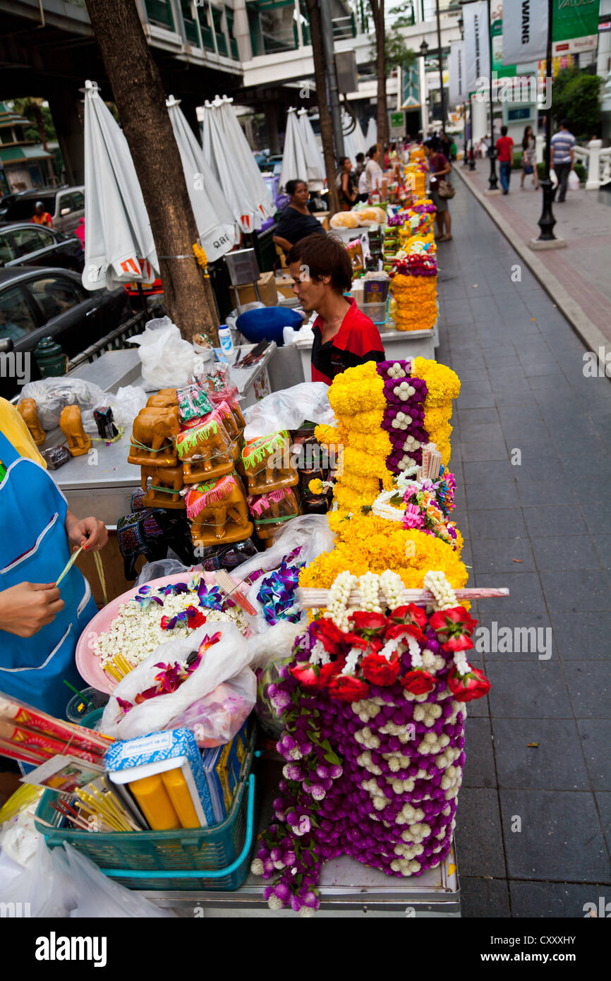 Vendita di fiori del tempio presso il Santuario di Erawan a Bangkok, in Thailandia Foto Stock