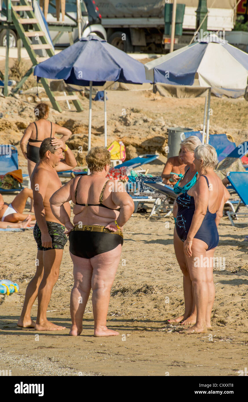 Gruppo di donne a prendere il sole su una spiaggia. Preso in Grete, la Grecia per tutto il mese di ottobre 2012. Foto Stock