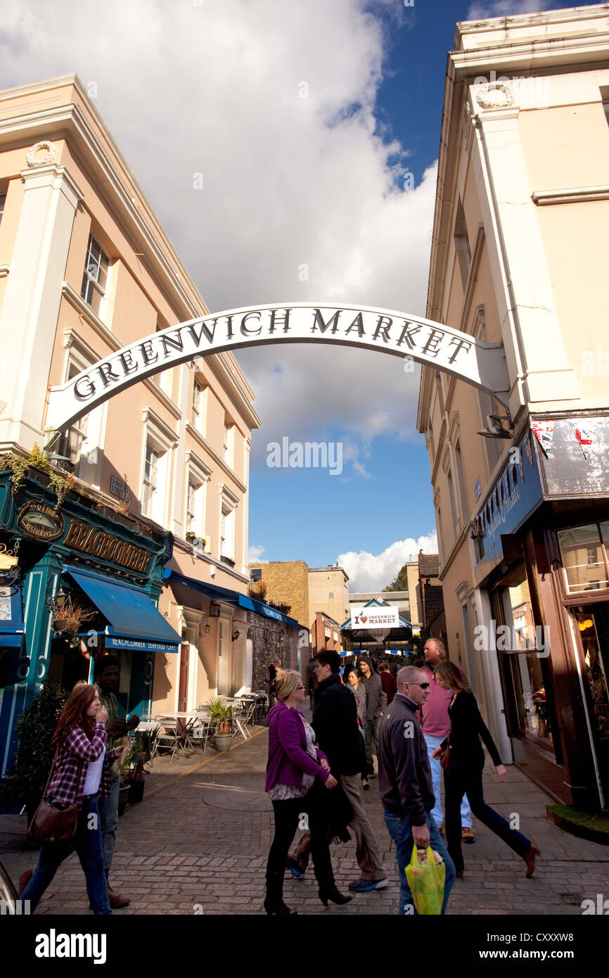 Mercato di Greenwich, fondata nel 1831, coperto le bancarelle del mercato e di antiquariato e artigianato di persone che vendono i loro prodotti, a sud-est di Londra, England, Regno Unito Foto Stock