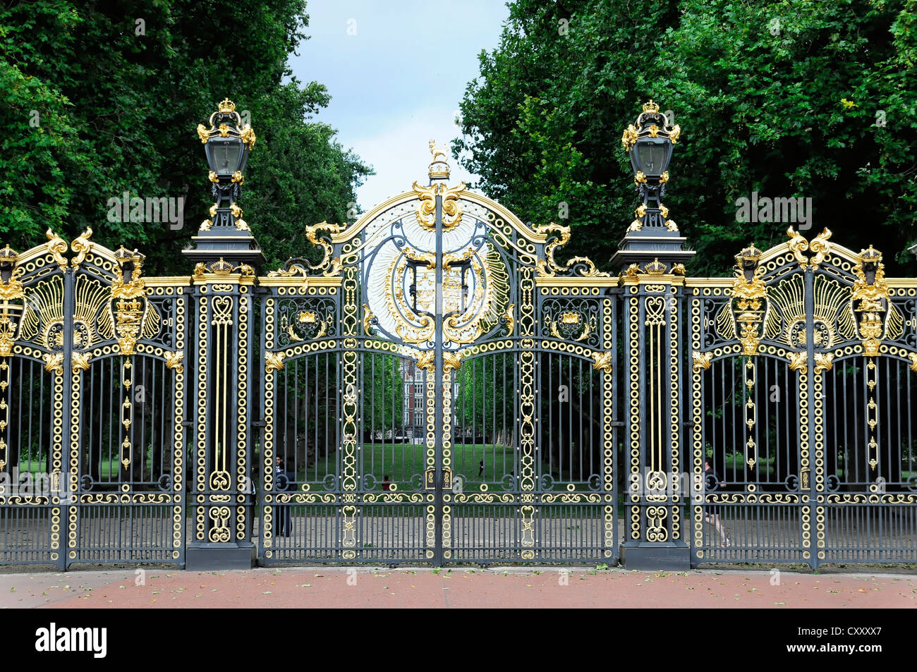 Cancello di ingresso, stemma reale sul cancello di Buckingham Palace a Londra, Inghilterra, Gran Bretagna, Europa Foto Stock