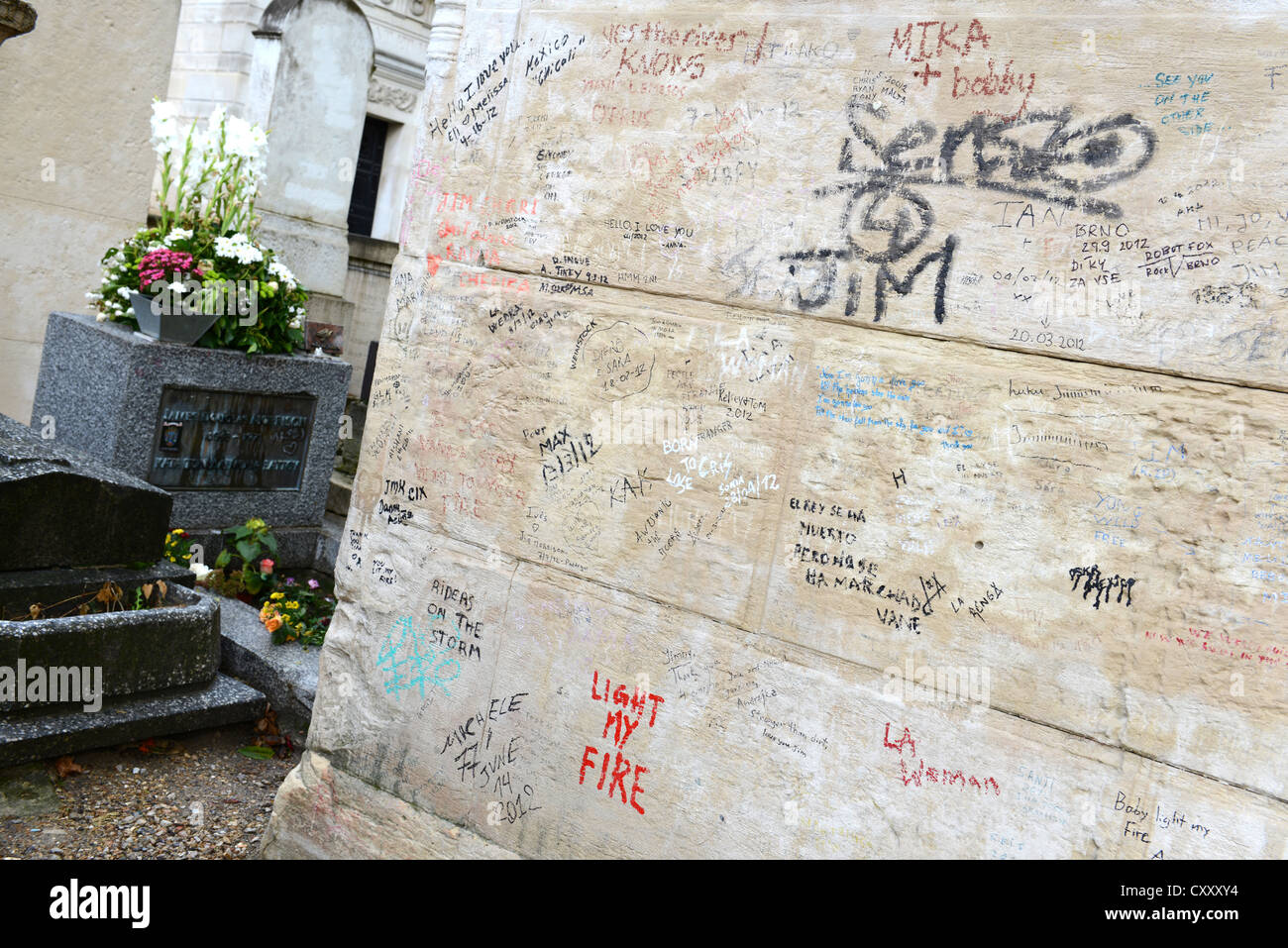 Jim Morrison grave e graffiti, il Cimitero di Père Lachaise, Cimetière du Père-Lachaise, Parigi Francia Foto Stock