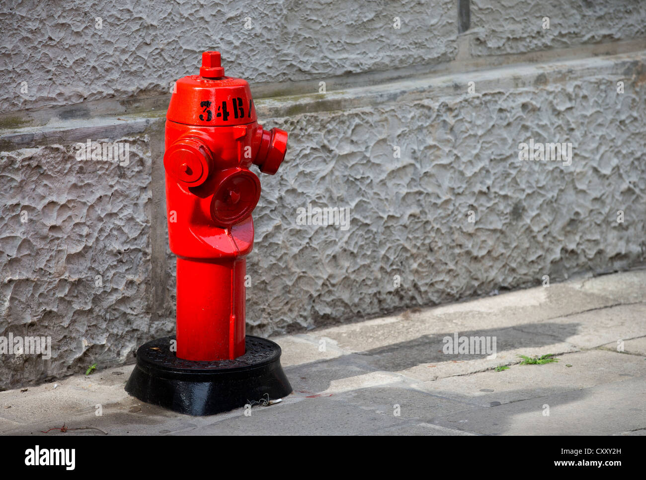 Un rosso idrante di fuoco per le strade di Venezia, Italia Foto Stock