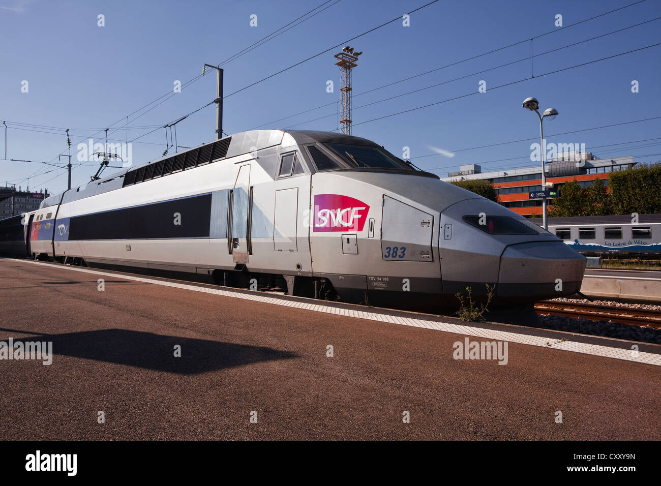 Un treno TGV in attesa presso la stazione di Nantes in Francia. Foto Stock