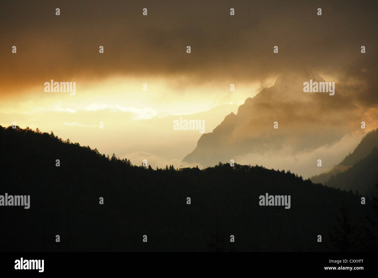 Boscoso paesaggio di montagna, nuvole, alpi, Wetterstein gamma di montagna vicino a Mittenwald, Bavaria Foto Stock