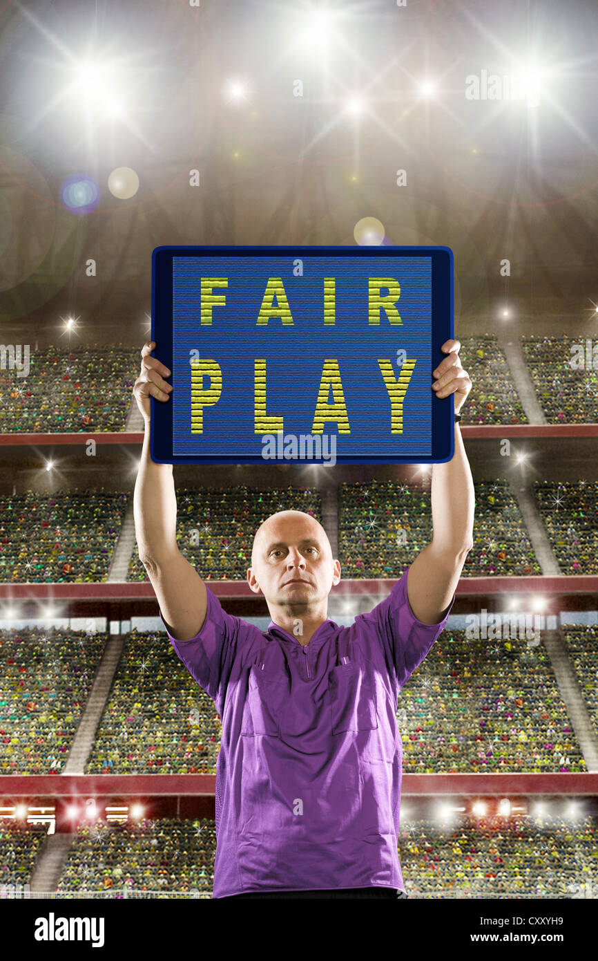 Arbitro tenendo un tabellone di punteggio, lettering "Fair Play" Foto Stock