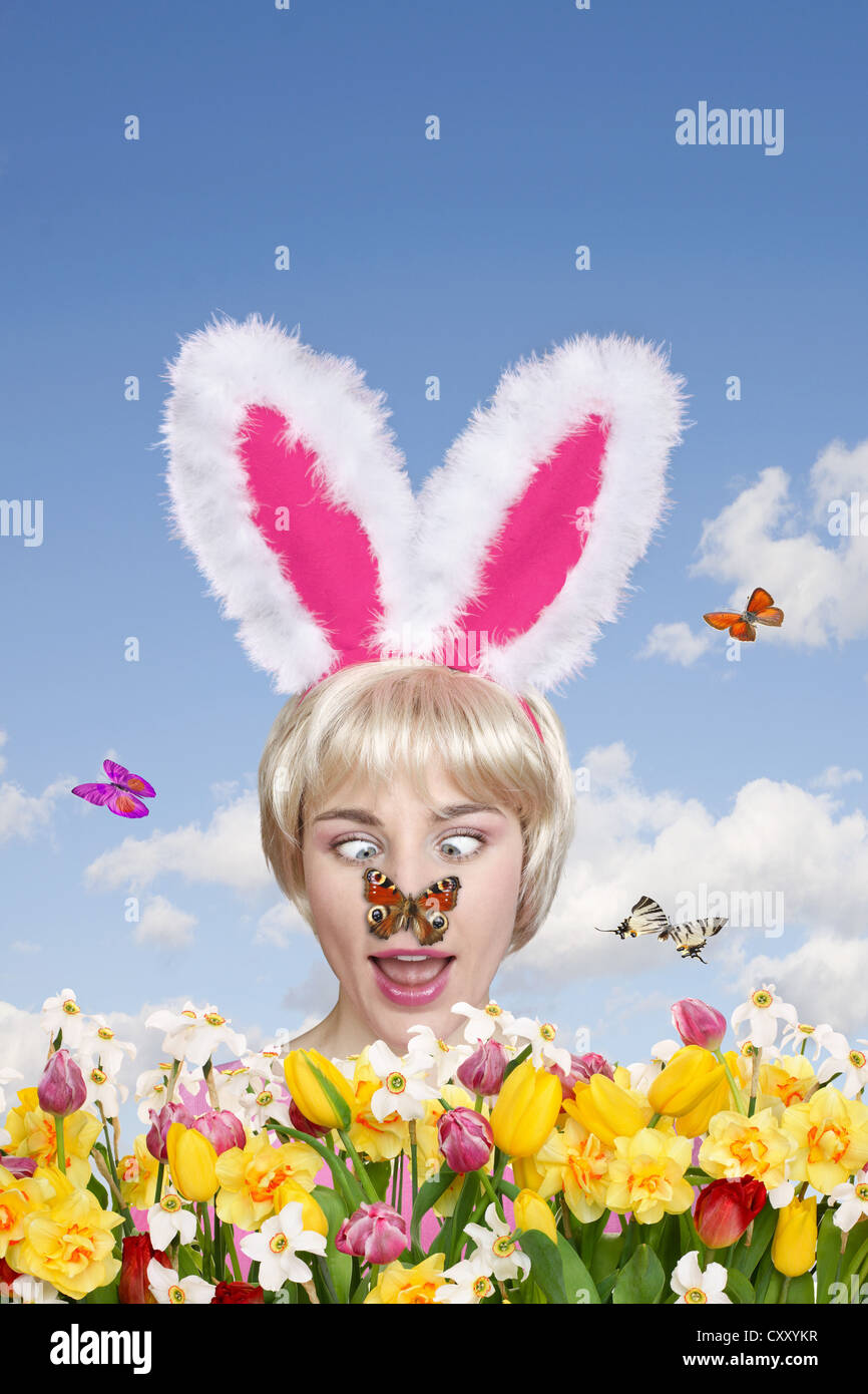 Crosseyed donna che indossa orecchie di coniglietto, Campo dei Fiori e farfalle Foto Stock