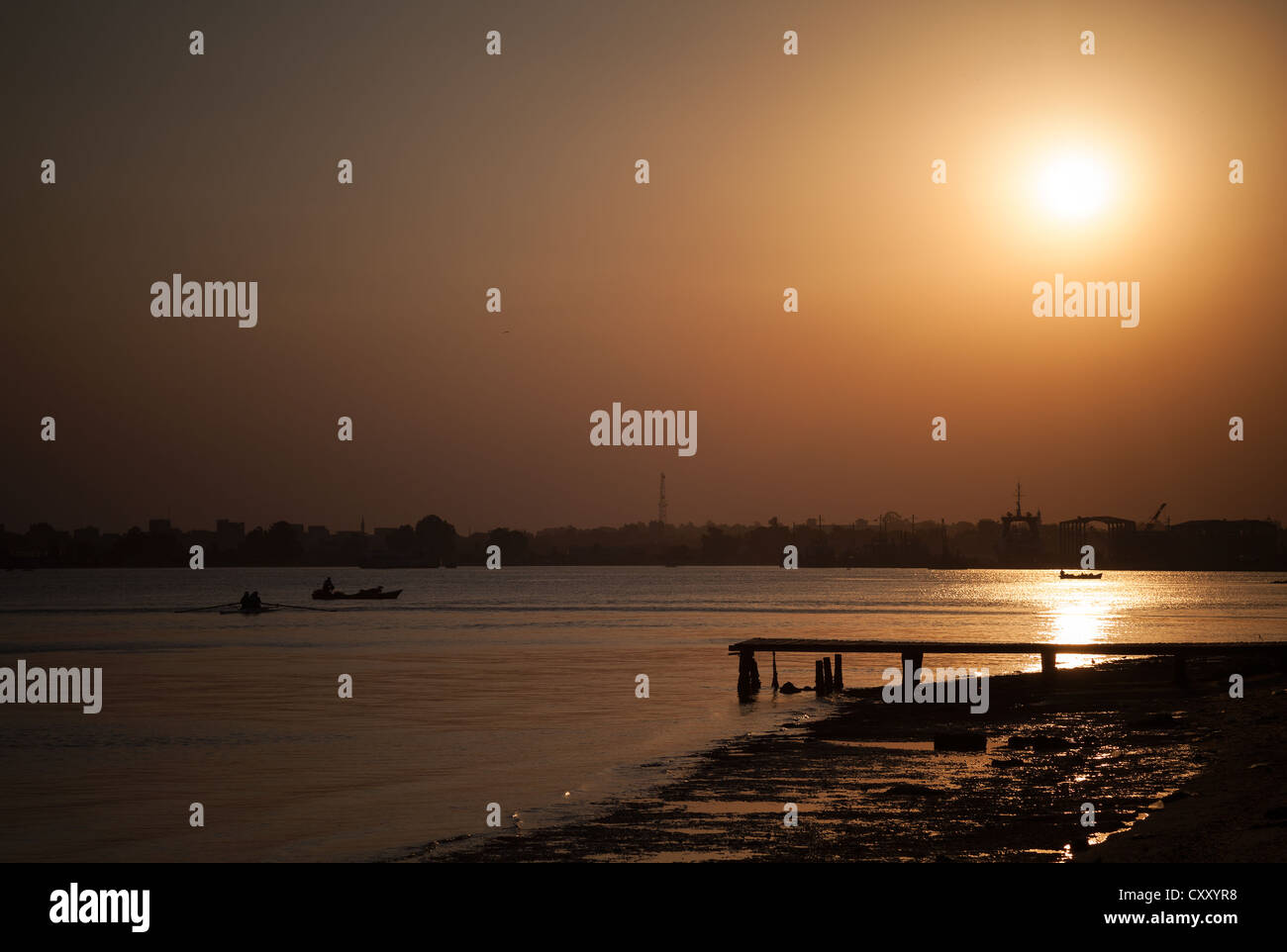 Tramonto sul lago Timsah, parte del Canale di Suez, Ismailia, Egitto Foto Stock