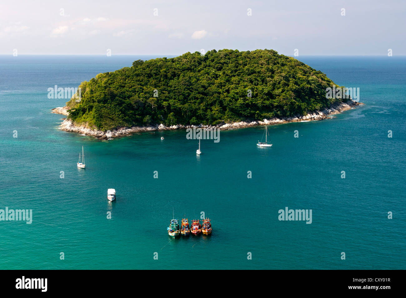 Ko uomo o Mun isola al largo della costa meridionale dell'isola di Phuket, Thailandia, Asia Foto Stock