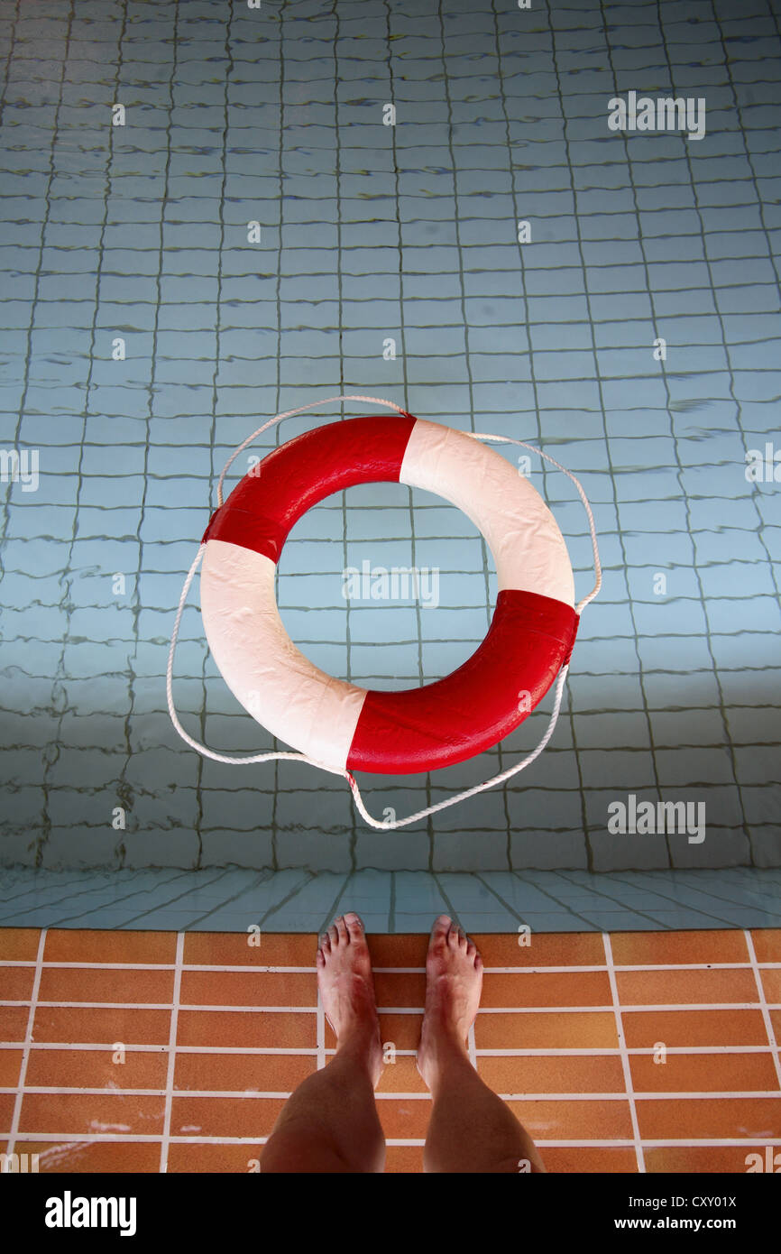 Anello di vita in una piscina con una persona per le gambe Foto Stock