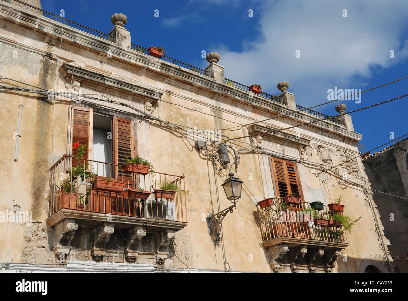 Balconi e finestre con persiane in Ortigia, Siracusa, Sicilia, Italia. Foto Stock