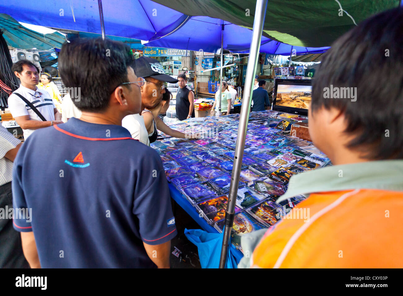 Vendita di copiare DVD e CD su un mercato a Bangkok, in Thailandia Foto Stock