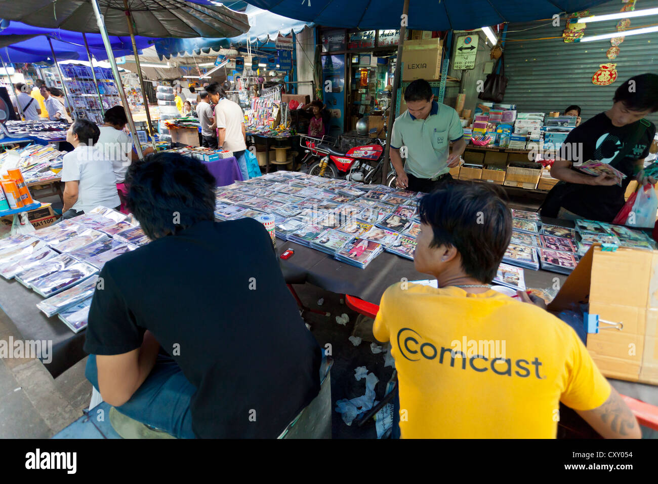 Vendita di copiare DVD e CD su un mercato a Bangkok, in Thailandia Foto Stock