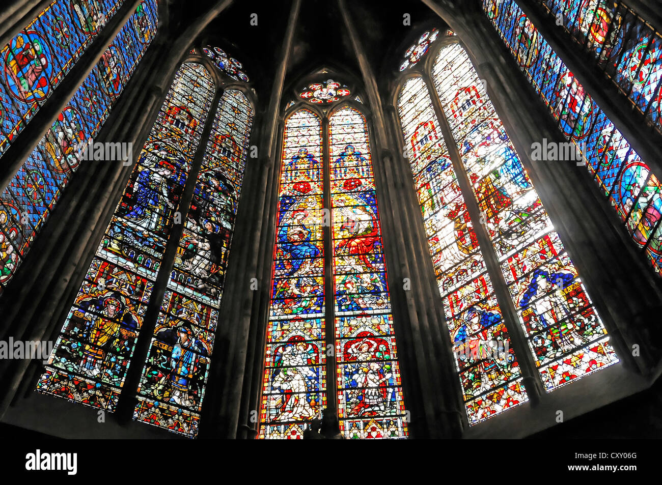 Vista interna, colorate le finestre di vetro macchiate, Cattedrale di Saint-Étienne, costruito tra il 1220 e 1520, Metz, Lorena, Francia Foto Stock