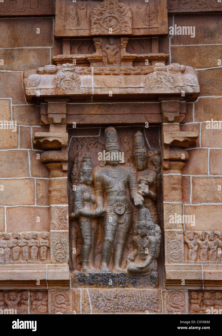 Il bassorilievo tagliato nella roccia raffiguranti divinità Indù sul Tempio Nataraja Chidambaram, India Foto Stock