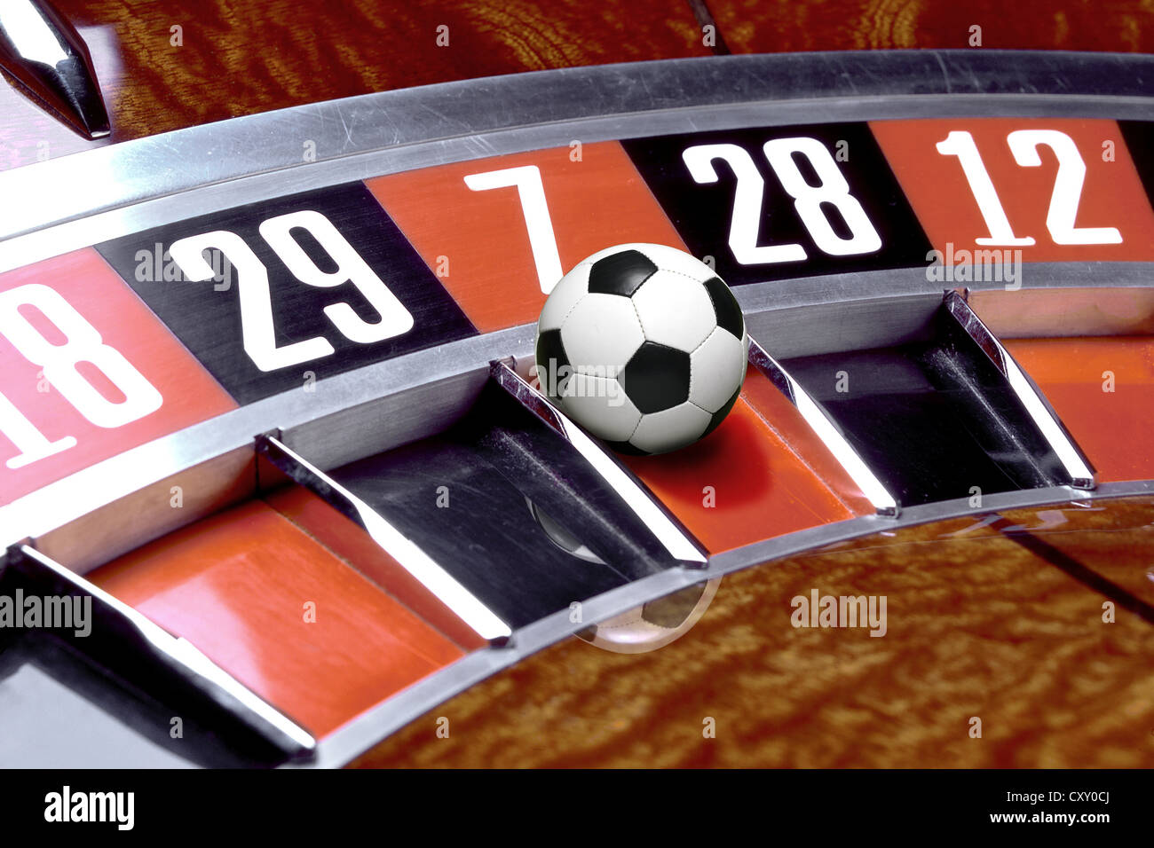 Roulette con un calcio, immagine simbolica per scommesse sportive Foto Stock