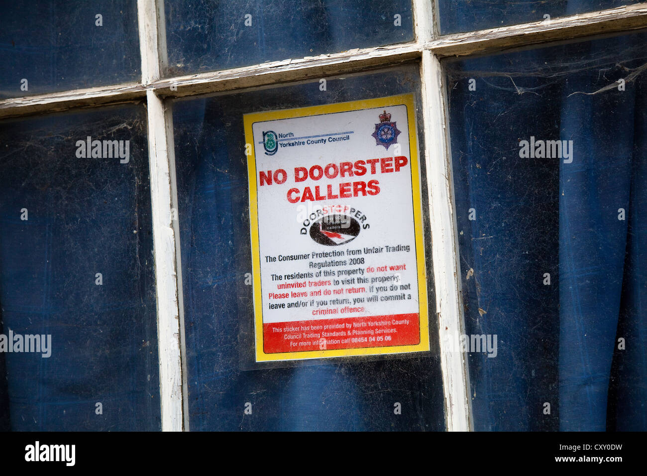 Nessuna porta ai chiamanti, No cold calling, sportello anteriore, vetrofania, segno sulla casa del villaggio di Kettlewell nel Nord Yorkshire Dales, REGNO UNITO Foto Stock