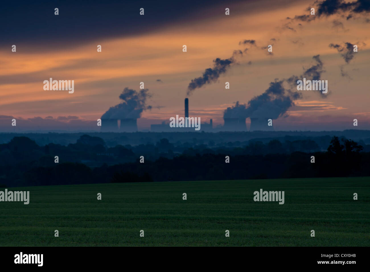 Drax e di Eggborough per la produzione di energia elettrica a carbone visualizzati le stazioni dal vecchio campo di battaglia sul sito Towton Moor Foto Stock